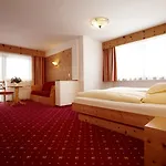 Alpengasthof Gruener, In & Out